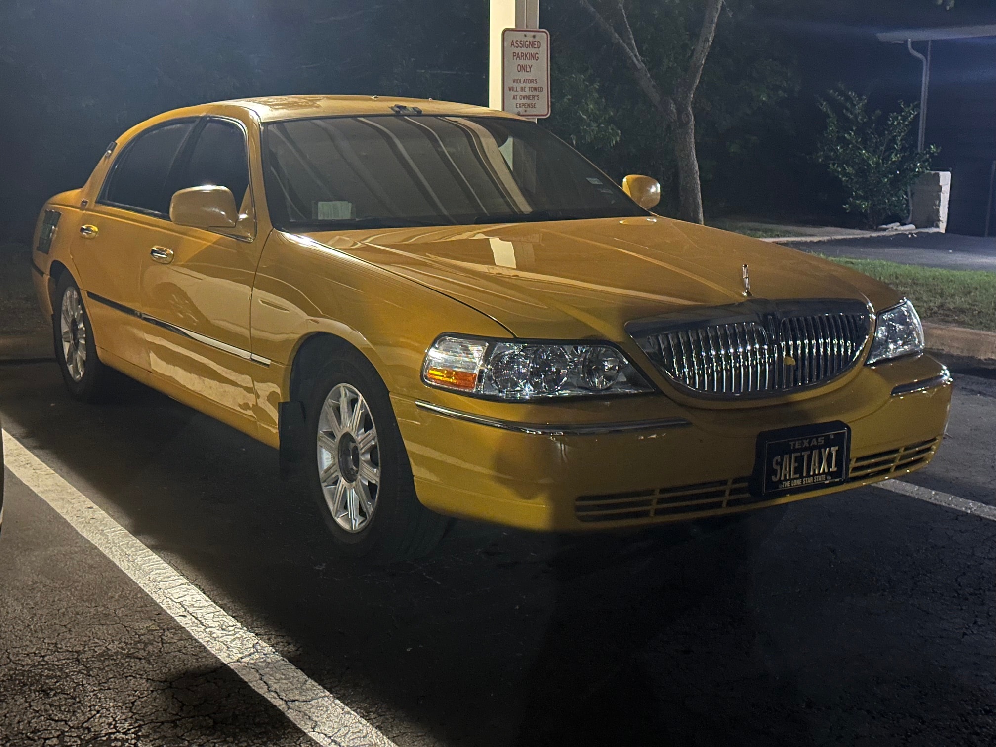 SAETAXI Lincoln Town Car at night near the airport